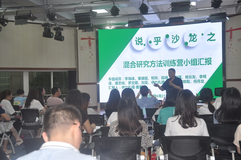 图4:严教授授课.JPG